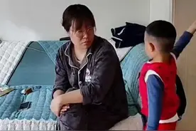 #孩子突然打妈妈被妈妈教育，奶奶在旁边不偏袒全程没说话，妈妈：打人是底线 必须教育视频封面