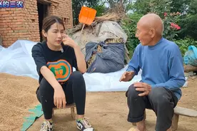 种地不挣钱74岁大爷为啥还要坚持种地？听完老人的回答叫人心疼视频封面