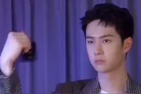 #王一博扔扑克飞镖的背后 笑s我了一博 ，太可爱了视频封面