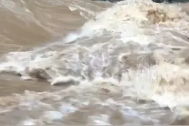 9月13日　浙江宁波奉化　台风红色预警　河水暴涨　多条道路被水淹没视频封面