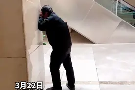 泪目！山西临汾市人民医院的角落，一位大叔不知遭遇了什么，扶着柱子痛哭让人心碎！视频封面
