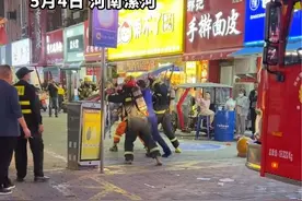 消防员出警被门禁挡住无人开门，被迫徒手拆门禁进入火场#消防员 #门禁 #救援现场 #消防救援视频封面