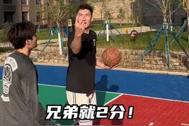 职业篮球运动员和街头篮球运动员的“美妙”联动，也真的给我整不会了#可兰白克#鲁大诗#整活视频封面