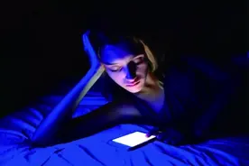 手机、电视、电脑带来的蓝光会伤害眼睛和皮肤