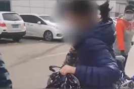 4月3日黑龙江齐齐哈尔，女子交1元押金欲推走购物车，被拒后报警、打店员，最后那一句狠话也是绝了#说最狠的话视频封面