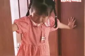9月12日浙江嘉兴，小萌娃爬门框撒娇找妈妈抱，无果后秒变女汉子，自己滑了下去视频封面