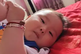 爱吸嘴巴的宝宝