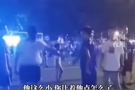 熊孩子将鞋丢在少年脸上，少年感觉被侮辱出言训斥，孩子妈妈见状冲着少年大吼：他这么小，你让着他怎么啦。你怎么看?#熊孩子 视频封面