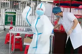 “下班了，收摊摊！”抗疫护士下班后跳起舞来 网友调侃：开始是个王者 后来被薅头发了…视频封面