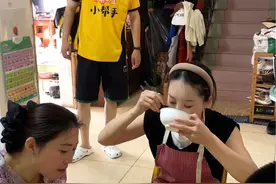 送外卖的上门女婿下班回家，看见一桌子的剩菜剩饭，当时脸色一下子就变了。随即妻子马上起身，把提早留好的饭菜给老公端到桌上。这就是爱情的细节吧！“你懂我的付出，我懂你的用心”爱就是细节里的点点滴滴，对吗？视频封面