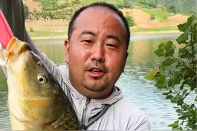第15集。湖北十堰六郎水库矶竿滑漂钓鲤鱼。险峻钓位有鱼路#原来钓鱼才是抖音运动顶流 #万流归宗矶竿 #爆护要喝香飘飘视频封面