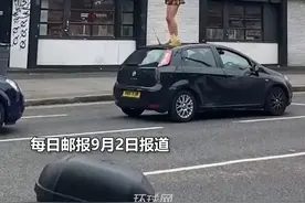 英国女子在车流中爬上车顶跳舞，被司机一拳打倒摔落地面视频封面