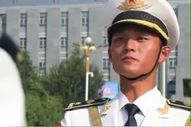 致敬， 退伍仪仗队员最后一次天安门升旗