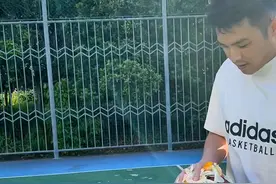 #篮球与花瓣的浪漫 这个投篮是柑橘和白玫瑰香味的———浪漫个球！#篮球视频封面