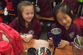 2017年宝贝女儿和朋友在美国学校餐厅里吃饭时可爱的样子视频封面