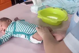 第12集/  新生儿宝宝pp怎么洗？新手爸妈一定要学起来视频封面