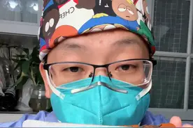 #退烧止痛布洛芬和泰诺选哪个 老杨告诉您退烧药怎么吃！结论：1、儿童、60岁以上老年人、有多种基础疾病的患者（肝功能不全者除外），优先使用对乙酰氨基酚。2、需要长期用药的患者、关节炎患者，优先使用布洛芬（对乙酰氨基酚无消炎作用）。3，高热，且身体素质好的患者，可优先吃布洛芬，但不可两种药同时吃。4.布洛芬伤肾，对乙酰氨基酚伤肝。