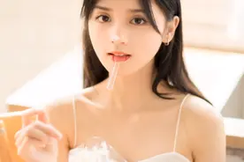 室内人像摄影到底会不会摆姿势，又有动作技巧了！视频封面