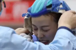 【王亚平水下训练视频曝光 太苦了】日前，航天员王亚平水下训练的视频曝光。她每天要穿戴120多公斤的装备，进行长达4小时不间断水下训练。视频封面