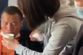 华西专家火车上救人，就成都记者全程见证！ #分享出行暖心事视频封面