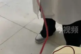 大学生@大眼袋蛙  打点滴回血严重，淡定拿手机拍摄，网友：你输血呢？ #惊不惊喜意不意外 #输液 #你们遇到过这种情况吗 #这操作都看傻了视频封面