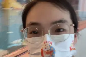 父亲陪娃学游泳，娃体验在水中玩的乐趣哈视频封面