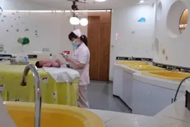 洗完澡后给婴孩款款涂抹去湿疹的氧化锌软膏视频封面