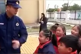 当水带遇上水管！萌娃“逼疯”阿消，上课不带急眼的！视频封面