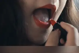 男子被传染吻隐，看到美女就想亲视频封面