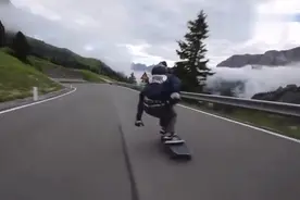 极速滑板最刺激的玩法，最快速度能达到100km/h,太刺激...