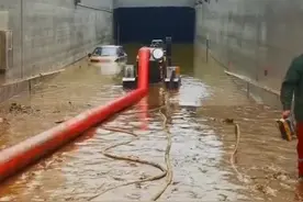 7月22日，直击郑州京广路隧道排涝现场，总抽排量24万方，预计下午4点贯通#河南暴雨互助 #暴雨中的河南力量 视频封面
