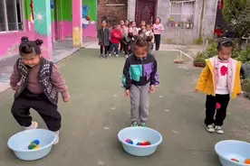 小鸭子学走路嘀哩嘀哩哒视频封面