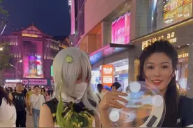 挑战拿着体重秤问女生体重！看看有多少谎报的！#街头挑战 #女生体重 #搞笑视频封面