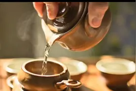 许多老烟民改抽“茶烟”，茶叶做的烟比香烟更健康吗？视频封面