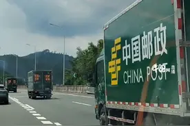 来了！网友偶遇高考试卷押送车队，前方警车开道全程监控视频封面