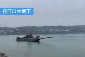 丹江口水库大坝下，河道正在清沙，为大船到来做好准备#丹江口视频封面