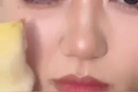 女孩自拍时突然被小鸡啄眼睛：挺危险,幸好戴了美瞳！视频封面