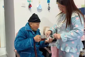 孙女白天给105岁爷爷洗了个热水澡，结果晚上咳嗽流鼻涕！视频封面