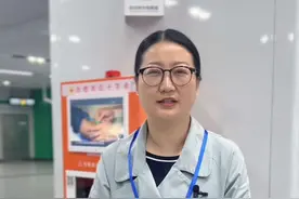 #救命神器AED实现全市公共场所全覆盖 心脏骤停是危及生命的一大“杀手”，“黄金抢救时间”仅有4分钟。在合肥街头，有款救命“神器”AED（自动体外除颤器），关键时刻使用它对患者进行除颤和指导心肺复苏，可挽救生命。近日，记者从市红十字会了解的，自2019年实施的“公共场所医疗急救工程”项目取得了良好的社会效益，实现全市（2022年前已运行）地铁站点全覆盖、市属公办学校全覆盖、城市街道社区全覆盖，共设置1643套。#合肥 #应急科普视频封面
