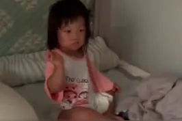 #萌娃酣睡听到音乐秒醒跟着嗨 姑姑：孩子最爱这首歌视频封面