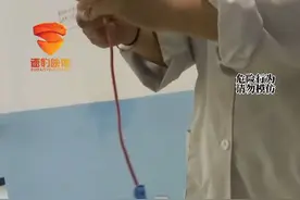 女子输液没注意输液管回血。“还以为你是来献血的”#输液 #血管 #献血 @抖音短视频视频封面