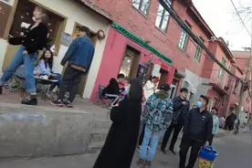 貌似是有很多网红店的打卡地，老郑州的海滩街，实况看看