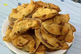三个茄子加点早米粉糯米粉，放油锅炸成茄包子，酥脆鲜甜爱了爱了
