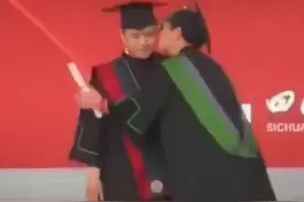 6月28日，四川美术学院一男生趁院长给自己拨穗时，猛亲院长一口扭头就跑。网友：院长的反应好可爱！#毕业季 视频封面
