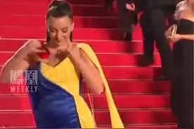 #戛纳红毯上身穿乌克兰国旗颜色礼服的女子掏出血包泼在身上视频封面
