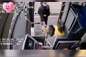 小暖男护送怀孕妈妈坐公交 ，请求司机等等她！ #暖心 #感动  #传递正能量视频封面
