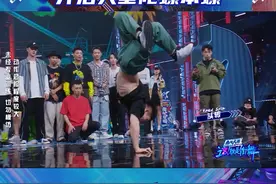 #这就是街舞#乔治人型陀螺本螺 地心引力对@乔治老师来说真的存在吗？高速的单手旋转太绝了！人型陀螺实锤！视频封面