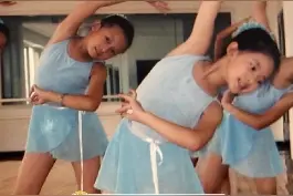 #赵露思童年照 正在学习跳芭蕾的她姿势有模有样，面庞与现在并不太大差别，被赞“从小美到大”视频封面