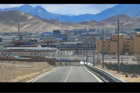 一般来说海拔4500米就是生命的禁区，不适合人类长期居住生活。阿里地区海拔4200米已经接近了。这座城的建设其实是为了国家的国防安全，可以说阿里在，阿克赛钦就在。我每天去医院吸氧都能看到很多兵哥哥去输液挂水。这里有很多人在你看不到的地方默默奉献付出着，一年又一年，一代又一代。#西藏 #阿里地区视频封面