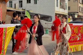 论样貌潮汕女孩能排前列，潮汕特色民俗活动，未婚女子扛镖旗巡游视频封面
